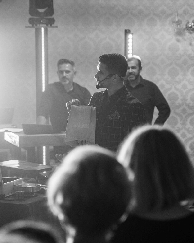 Iluzjonista na imprezie firmowej integracyjnej - iluzja sceniczna