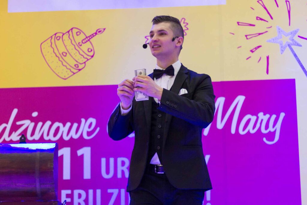 Iluzjonista w Puławach podczas pokazu