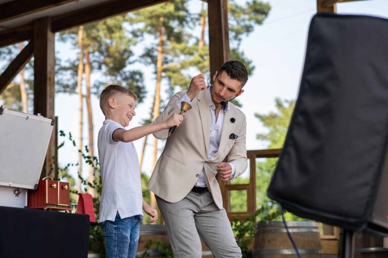 Jakie są korzyści z wynajęcia iluzjonisty dla dzieci?