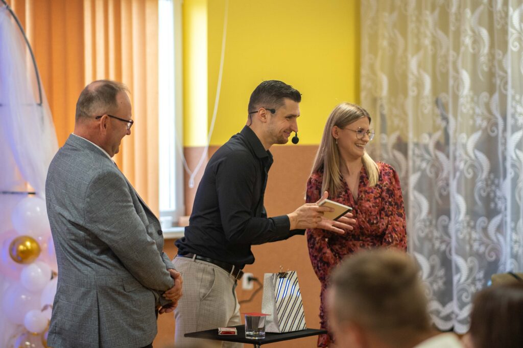 Pokaz iluzji podczas komunii - magik angażuje gości